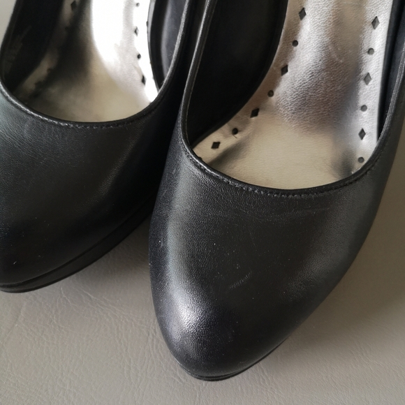 BCBGeneration black leather pumps - Picture 8 of 15